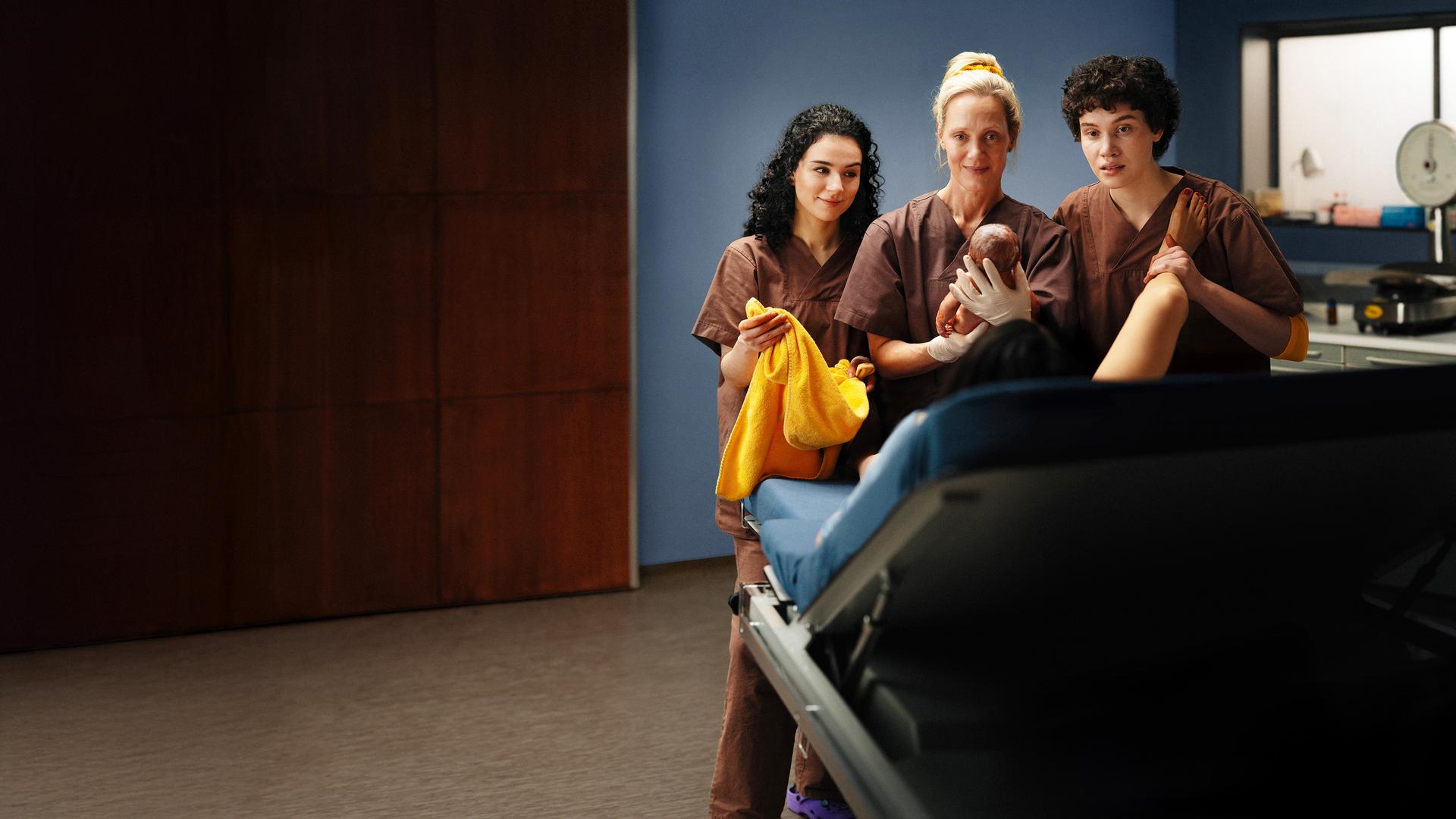Nalan Arzouni (Mariam Hage), Anna Koch (Anna Schudt), und Greta Malinger (Lydia Amasko)