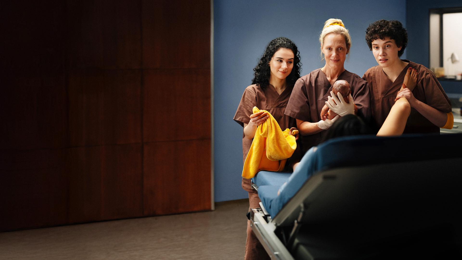 Nalan Arzouni (Mariam Hage), Anna Koch (Anna Schudt), und Greta Malinger (Lydia Amasko)