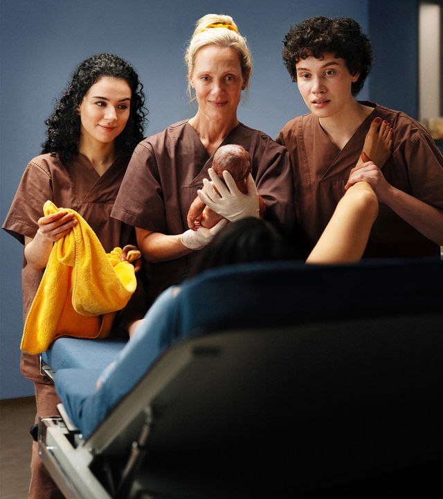 Nalan Arzouni (Mariam Hage), Anna Koch (Anna Schudt), und Greta Malinger (Lydia Amasko)