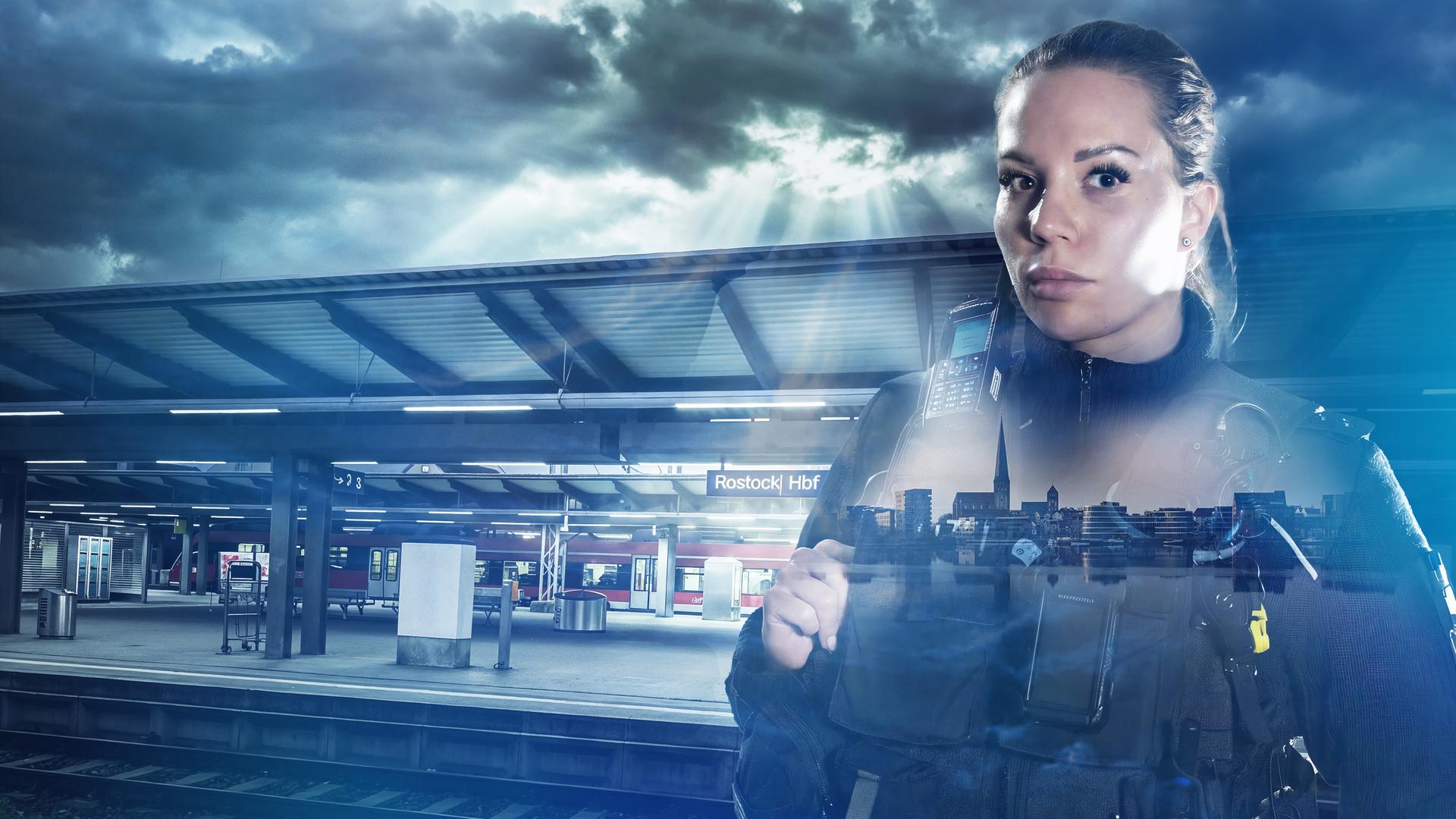 Collage mit bläulich, dunkler Lichtstimmung: Ein Bahnsteig des Rostocker Hauptbahnhofes mit einem gut erkennbaren Schild „Rostock Hbf“ ist auf der linken Bildseite eingeblendet. Eine Bundespolizistin steht rechts im Bild. In ihrer Silhouette ist die Stadtansicht von Rostock eingeblendet