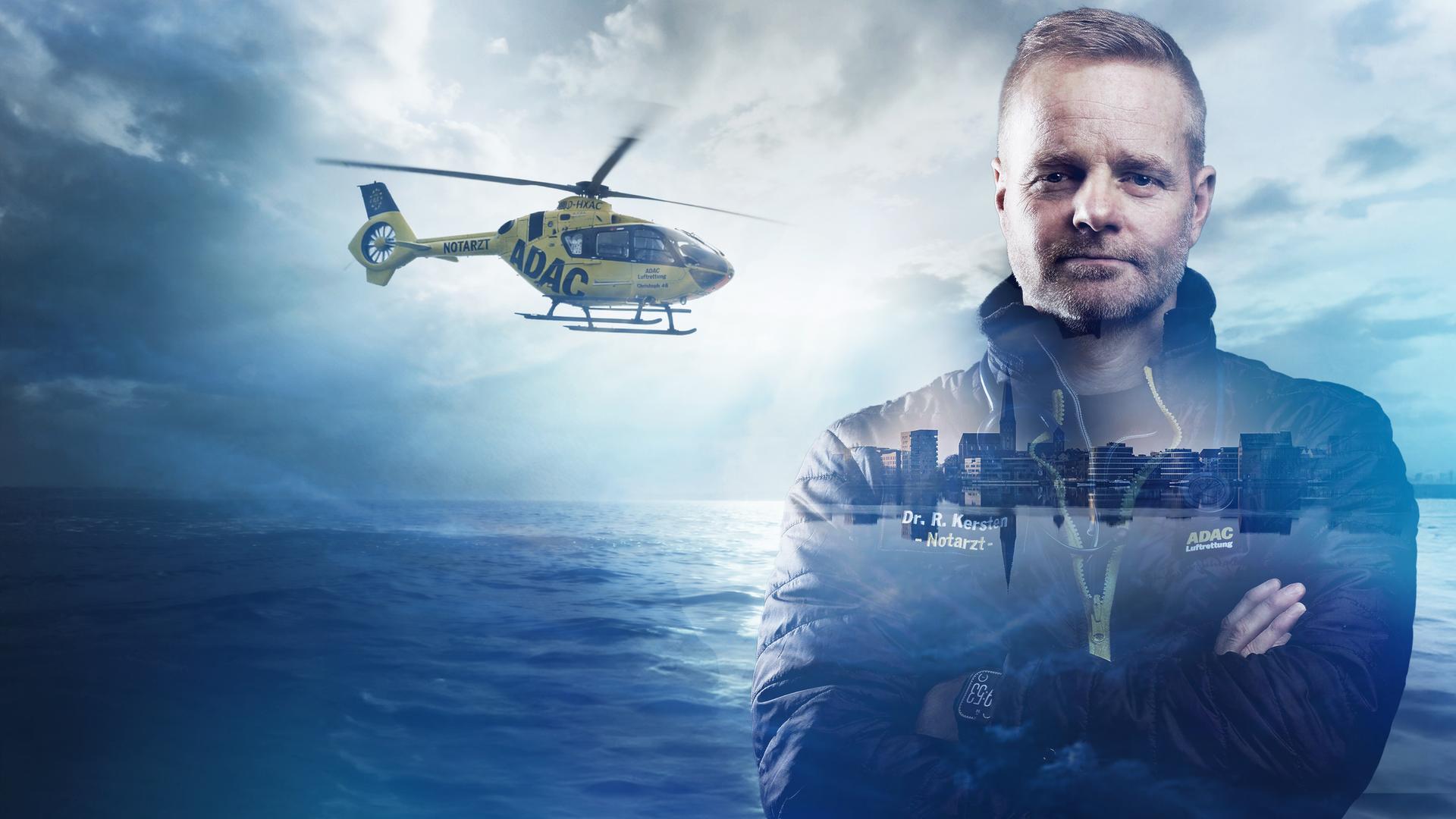 Collage mit bläulich, dunkler Lichtstimmung: Links im Bild ist ein ADAC-Rettungshubschrauber zu sehen. Rechts im Bild steht ein Notarzt der Luftrettung, in seiner Silhouette ist die Stadtansicht von Rostock eingeblendet.