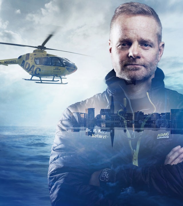 Collage mit bläulich, dunkler Lichtstimmung: Links im Bild ist ein ADAC-Rettungshubschrauber zu sehen. Rechts im Bild steht ein Notarzt der Luftrettung, in seiner Silhouette ist die Stadtansicht von Rostock eingeblendet.