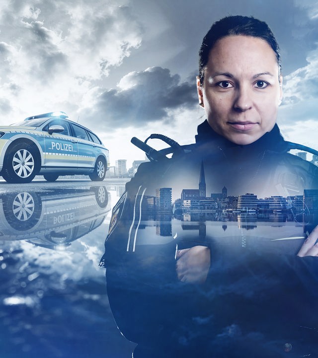Collage mit bläulich, dunkler Lichtstimmung: Ein Streifenwagen der Polizei ist auf der linken Bildseite zu erkennen. Vorne Rechts steht eine Polizistin in deren Silhouette die Stadtansicht von Rostock eingeblendet ist. 