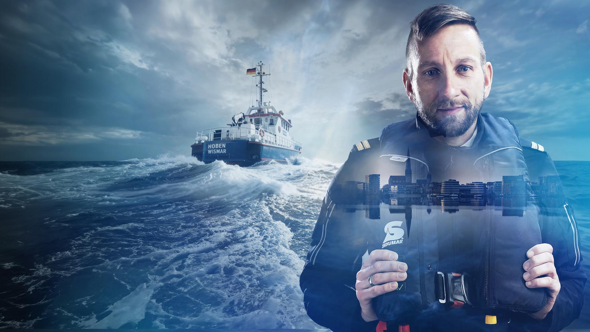 Collage mit bläulich, dunkler Lichtstimmung: Links im Bild befindet sich ein Boot der Wasserschutzpolizei, welches von hinten zu sehen ist. Rechts im Bild ist ein Wasserschutzpolizist eingeblendet. In seiner Silhouette ist wieder die Stadtansicht von Rostock zu erkennen. 