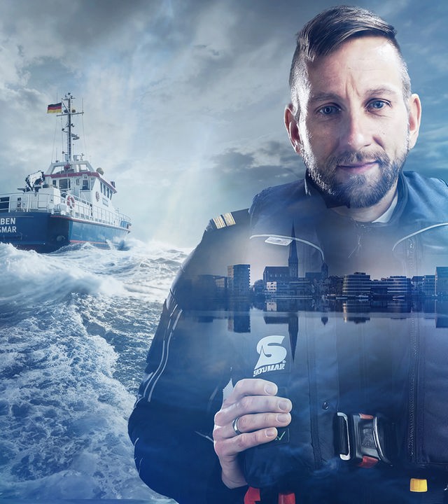 Collage mit bläulich, dunkler Lichtstimmung: Links im Bild befindet sich ein Boot der Wasserschutzpolizei, welches von hinten zu sehen ist. Rechts im Bild ist ein Wasserschutzpolizist eingeblendet. In seiner Silhouette ist wieder die Stadtansicht von Rostock zu erkennen. 