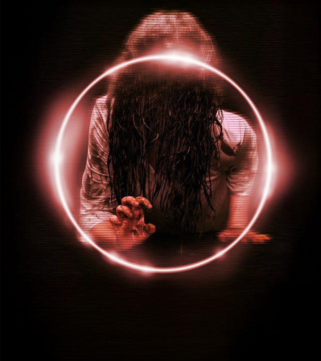 Ein Filmplakat des japanischen Horrorfilms „Ring – Das Original“ zeigt die unheimliche Geistergestalt Sadako mit langen, schwarzen Haaren vor dem Gesicht. Sie streckt eine Hand nach vorne und ist von einem intensiv leuchtenden, rötlichen Kreis umgeben.