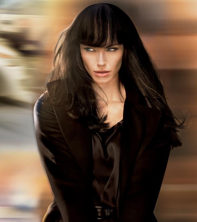 Artwork zum Film "Salt" mit Angelina Jolie. "Salt": Evelyn Salt (Angelina Jolie) steht mit einer Waffe in den Händen vor einem verschwommenen Hintergrund.