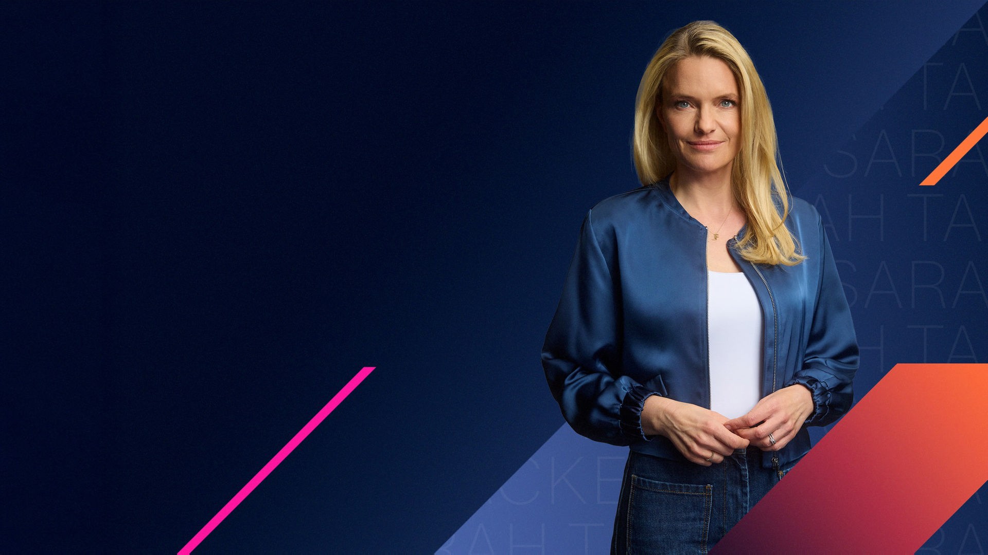 Sarah Tacke schaut selbstbewusst in die Kamera. Hinter ihr ist ein grafischer Hintergrund in blauen Farbklima mit orangenen und magentanen Akzenten zu sehen
