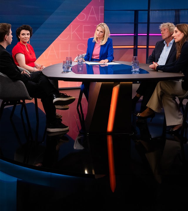 "Sarah Tacke - Vermögen ohne Leistung – wie ungerecht ist Erben?": Kevin Kühnert, Natalya Nepomnyashcha, Sarah Tacke, Bernd Raffelhüschen und Andrea Thoma-Böck sitzen während des Gesprächs am Tisch im Studio.
