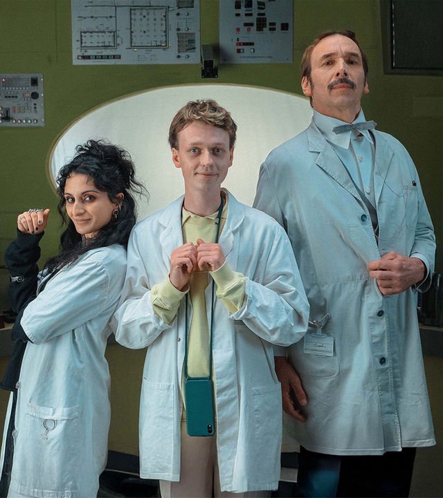 Die drei Prüfer aus dem Jenseits in ihrer Schaltzentrale. Nazli (Şafak Şengül), Timoteo(Jeremias Meyer) und Cornelius (Arnd Schimkat).