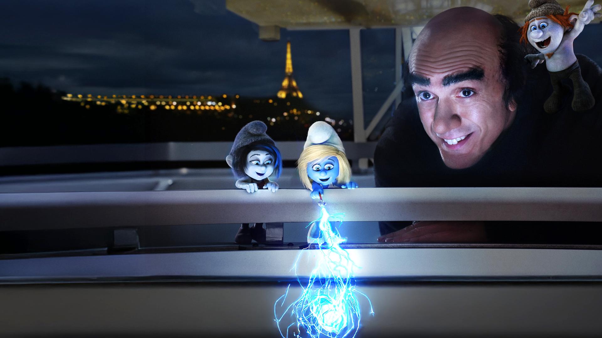 Zicky (Christina Ricci) steht neben Schlumpfine (Katy Perry), die mit einem Zauberstab einen Lichtstrahl nach unten wirft.