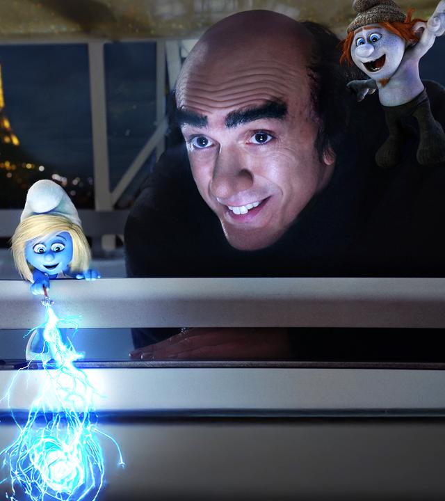 Zicky (Christina Ricci) steht neben Schlumpfine (Katy Perry), die mit einem Zauberstab einen Lichtstrahl nach unten wirft.