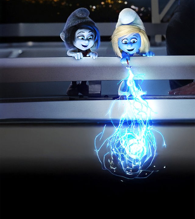 Zicky (Christina Ricci) steht neben Schlumpfine (Katy Perry), die mit einem Zauberstab einen Lichtstrahl nach unten wirft.