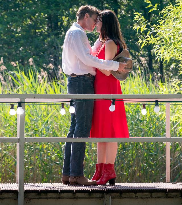 Smilla (Maria Ehrich) und Jan (Max Bretschneider) stehen auf einem Steg und werden sich gleich küssen.
