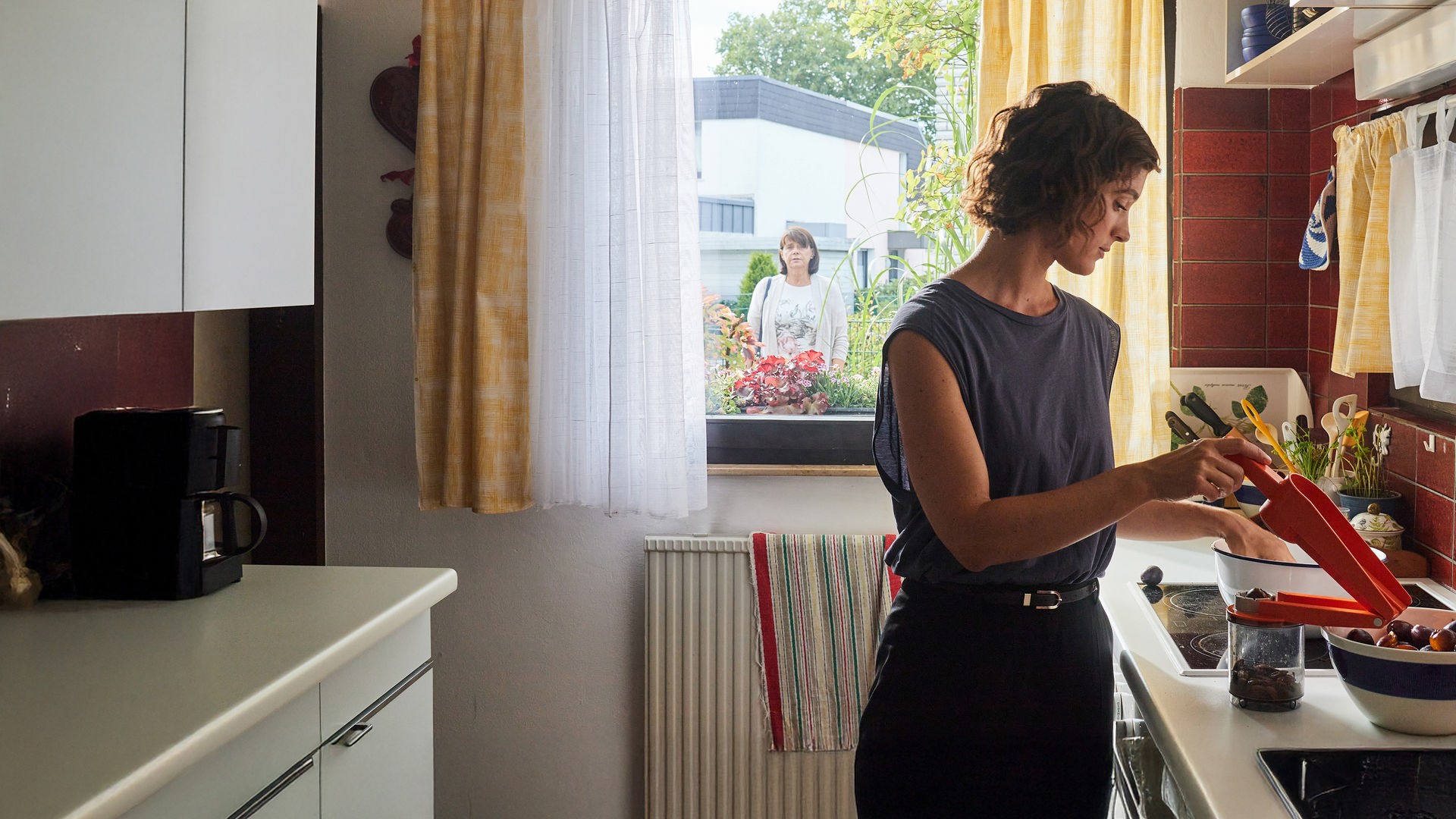 "Geranien": Nach dem Streit geht Konnie (Marion Ottschick) Nina (Friederike Becht) aus dem Weg.