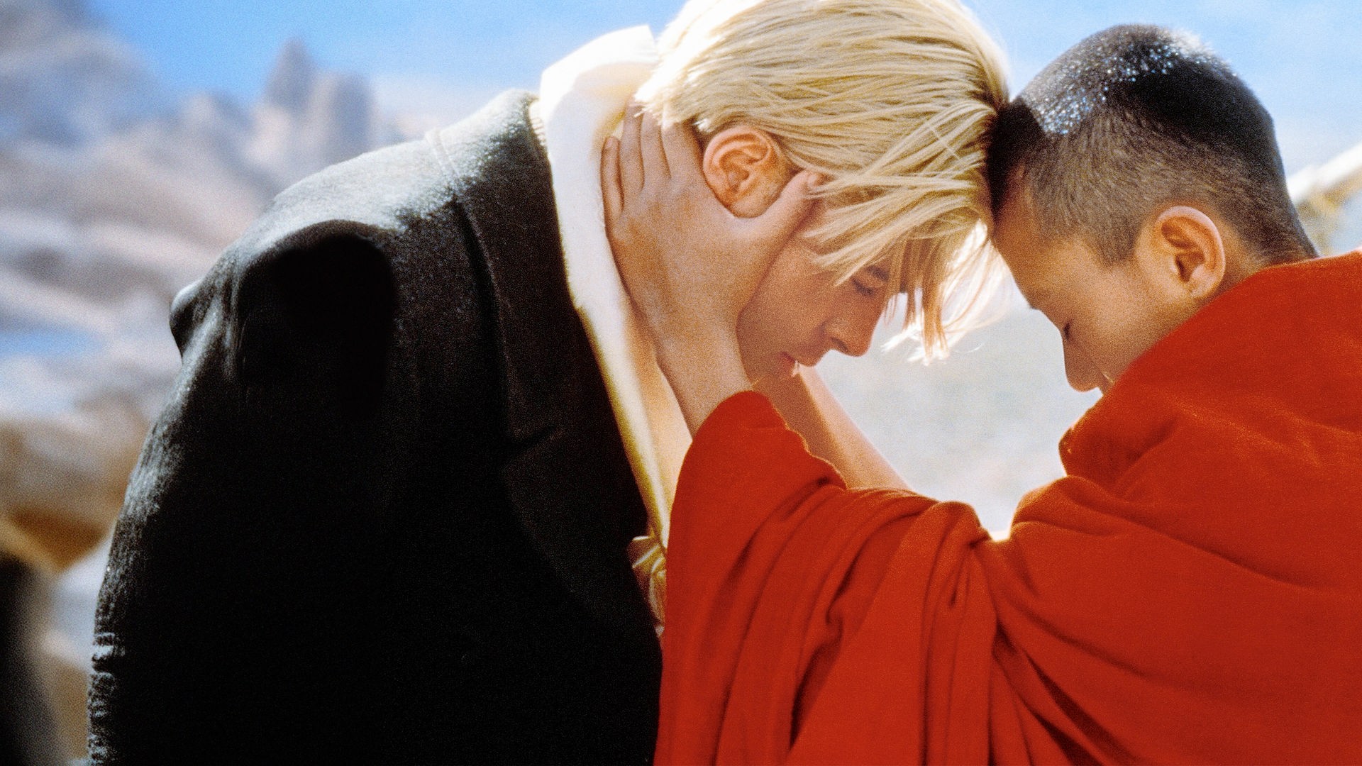 Der Bergsteiger Heinrich Harrer (Brad Pitt, links) und der junge Dalai Lama (Jamyang Jamtsho Wangchuk) werden Freunde.