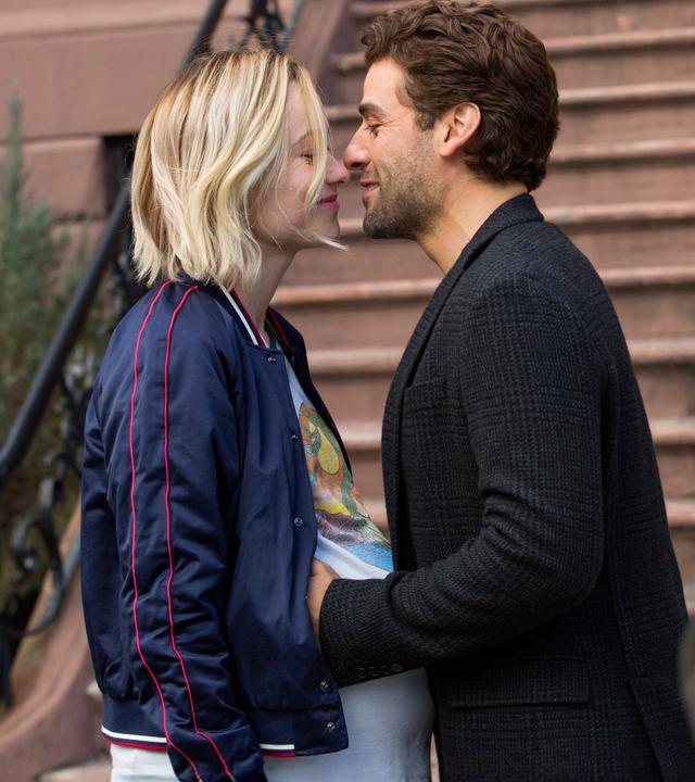 Die hochschwangere Abby (Olivia Wilde) und Will (Oscar Isaac) stehen sich vor einer Außentreppe gegenüber und blicken sich verliebt an. 