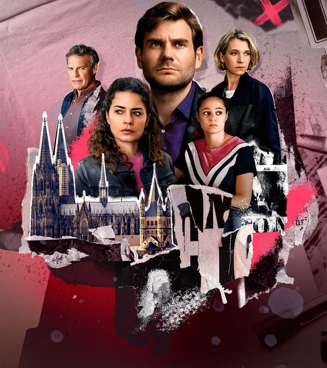 Das Vorschaubild zu „SOKO Köln“ präsentiert das Ermittlerteam in einer dynamischen Collage vor einem rötlich-violetten Hintergrund mit angedeuteten Fallakten und Beweisfotos. Von links nach rechts sind Matti Wagner (Pierre Besson), Lilly Funke (Tatjana Kästel), Jonas Fischer (Lukas Piloty), Amira Mahdi (Aylin Ravanyar) und Vanessa Haas (Kerstin Landsmann) zu sehen, die mit ernsten, konzentrierten Blicken in unterschiedliche Richtungen schauen. Im Zentrum der Komposition erhebt sich der Kölner Dom als markantes Wahrzeichen der Stadt und verortet die Serie klar im Rheinland. Neonfarbene Fußspuren, ein rotes „X“ und eingestreute kriminalistische Details wie Fotos und Stempel unterstreichen die Spannung und den Ermittlungscharakter der Serie.