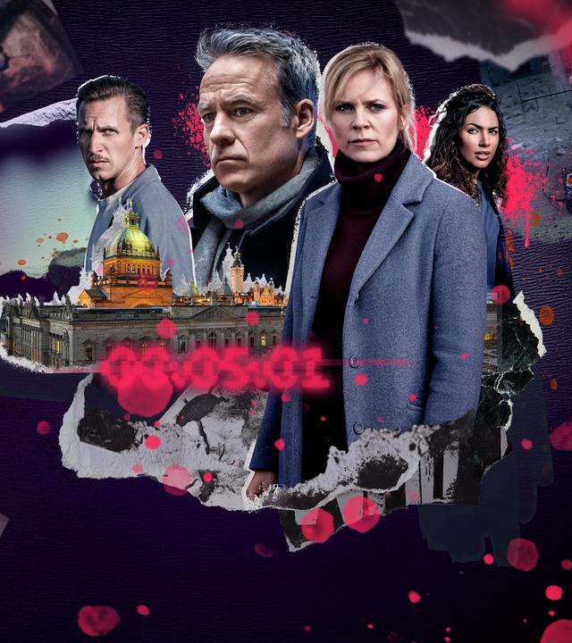 Von links nach rechts sind vier Personen frontal bzw. leicht seitlich dargestellt: Moritz Brenner (Johannes Langer) blickt ernst nach vorn, Jan Maybach (Marco Girnth) steht im Vordergrund mit nachdenklichem, angespanntem Gesichtsausdruck. Daneben ist Ina Zimmermann (Melanie Marschke) zu sehen, die konzentriert und entschlossen wirkt. Rechts außen steht Kim Nowak (Amy Mußul), ebenfalls mit ernstem Blick. Alle tragen dunkle, zurückhaltende Kleidung, passend zum kriminalistischen Kontext. Im unteren Bildbereich ist ein markantes Leipziger Gebäude mit Kuppel eingeblendet. Um die Figuren herum sind weitere Bildelemente collagiert: angedeutete Tatortfotos, ein Werkzeug, eine vermummte Person sowie rote Sprenkel, die an Blutspuren erinnern. Die Farbgebung ist überwiegend dunkel mit Violett-, Grau- und Schwarztönen, wodurch eine spannungsgeladene, düstere Krimi-Atmosphäre entsteht.