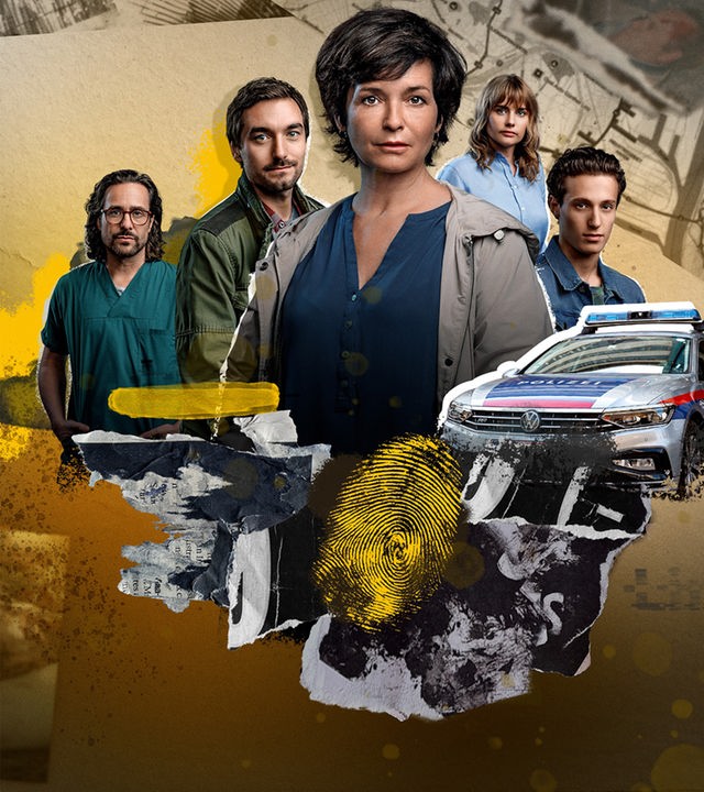 Das Vorschaubild zu „SOKO Linz“ zeigt das Ermittlerteam in einer collageartigen Anordnung vor einem warmen, gelb-braunen Hintergrund mit angedeuteten Stadtplänen und Ermittlungsunterlagen. Von links nach rechts sind Dr. Richard „Richie“ Vitek (Alexander Pschill), Ben Halberg (Daniel Gawlowski), Johanna „Joe“ Haizinger (Katharina Stemberger), Nele Oldendorf (Anna Hausburg) und Aleks Malenov (Damyan Andreev) zu sehen, die mit konzentrierten, teils entschlossenen Blicken in die Kamera oder leicht zur Seite schauen. Zentrale Bildelemente wie ein gelb hervorgehobener Fingerabdruck, zerrissene Papierstrukturen und ein Polizeiwagen unterstreichen den kriminalistischen Fokus der Serie. Im linken Hintergrund deuten Beweisfotos und eine Markierungstafel mit der Nummer „4“ auf einen Tatort hin und verstärken die spannungsgeladene Atmosphäre.