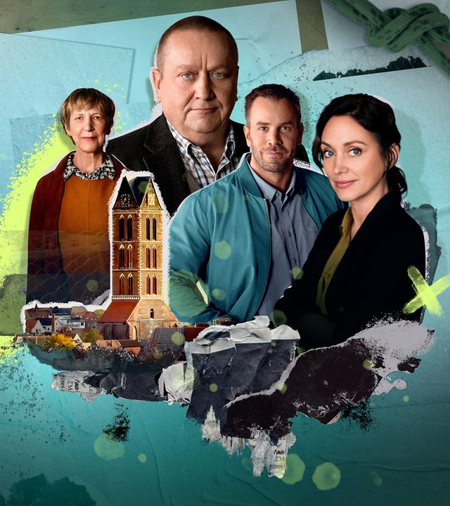 Das Vorschaubild zu SOKO Wismar zeigt das Ermittlerteam in einer collageartigen Inszenierung vor einem kühlen, türkisfarbenen Hintergrund mit angedeuteten Ermittlungsunterlagen. Von links nach rechts stehen Helene Sturbeck (Katharina Blaschke), Jan-Hinrich Reuter (Udo Kroschwald), Lars Pöhlmann (Dominic Boeer) und Karoline Joost (Nike Fuhrmann) dicht beieinander und blicken entschlossen in die Kamera. Im Zentrum der Komposition ist die markante Silhouette einer Backsteinkirche eingefügt, die auf die historische Altstadt Wismars verweist. Links im Hintergrund deutet das Bild einer leblos wirkenden Person sowie neonfarbene Markierungen die kriminalistische Handlung und die Spannung der Serie an.