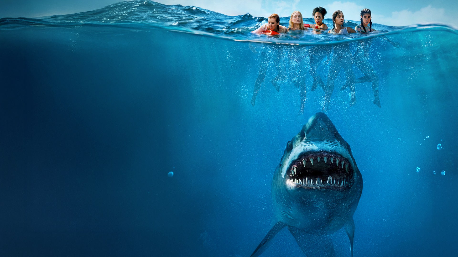 Plakativmotiv: Fünf verängstigte Frauen, Lizzie (Lauren Lyle), Kayla (Natalie Mitson), Ruth (Ellouise Shakespeare-Hart), Meg (Hiftu Quasem) und Cam (Nicole Rieko Setsuko), halten sind auf dem offenen Meer über dem Wasser, während unter ihrer Füßen ein Hai mit aufgerissenem Maul lauert.