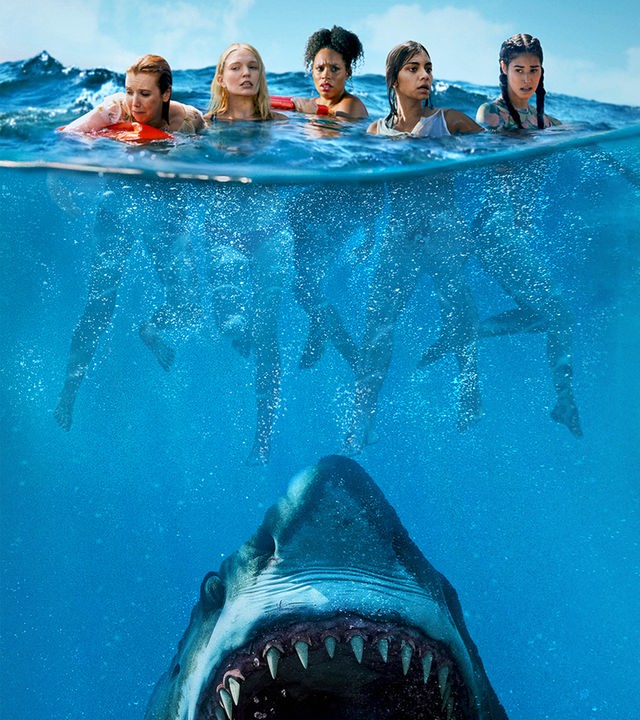 Plakativmotiv: Fünf verängstigte Frauen, Lizzie (Lauren Lyle), Kayla (Natalie Mitson), Ruth (Ellouise Shakespeare-Hart), Meg (Hiftu Quasem) und Cam (Nicole Rieko Setsuko), halten sind auf dem offenen Meer über dem Wasser, während unter ihrer Füßen ein Hai mit aufgerissenem Maul lauert.
