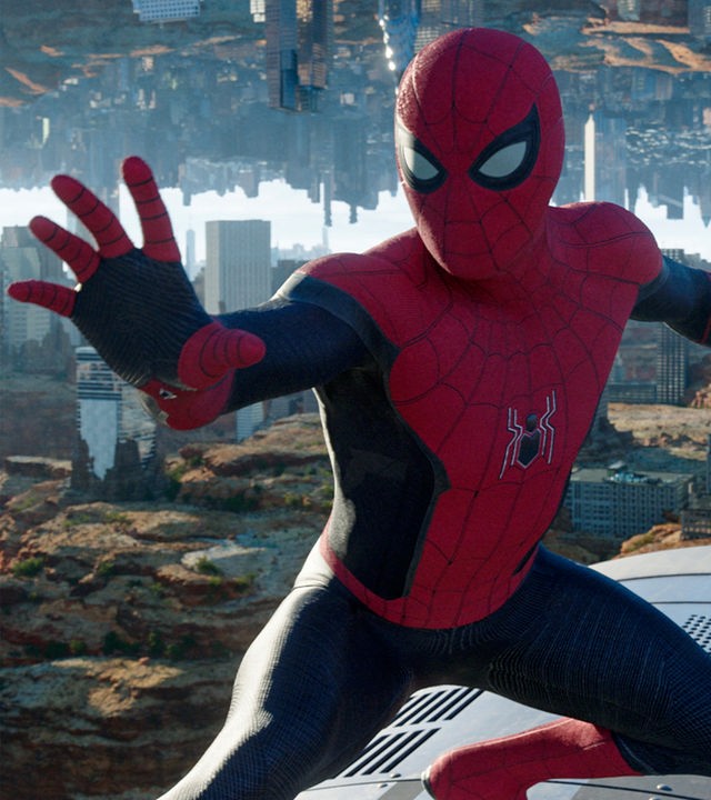 "Spider-Man: No Way Home": Spider-Man (Tom Holland) hält den mysteriösen Würfel von Doctor Strange in einer Hand. Hinter ihm ist ein New York, das zum Teil in einer Felslandschaft steht und im Himmel seitenverkehrt gespiegelt wird.