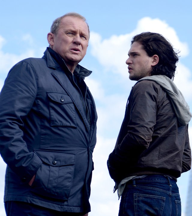 Vor der Hochhauskulisse von London stehen sich Harry (Peter Firth) und Will (Kit Harington) gegenüber.