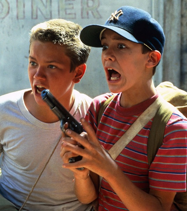 Mit aufgerissenen Mündern und Augen stehen Chris (River Phoenix, l.) und Gordie (Whil Wheaton) vor einer Wand.