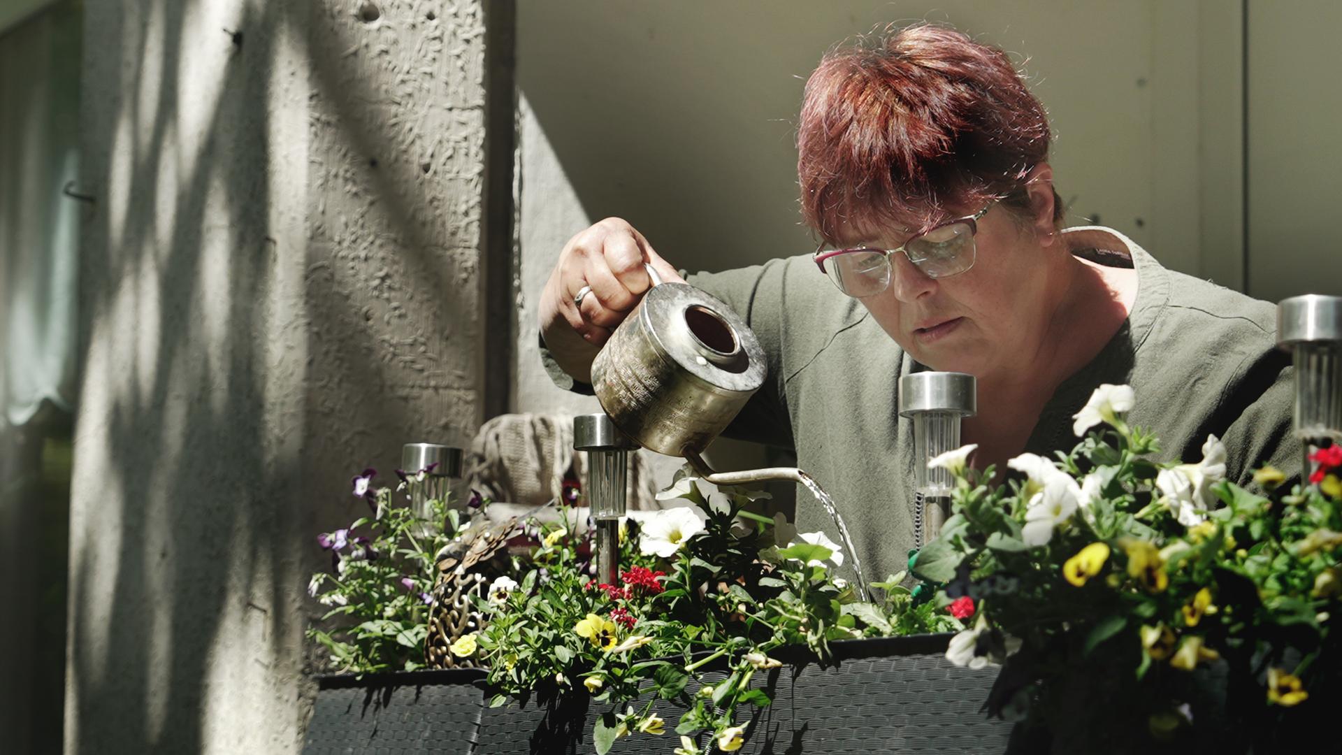 Steffi Uhl, Bewohnerin auf dem "Großen Dreesch" in Schwerin, auf dem Balkon ihrer Wohnung im Plattenbau