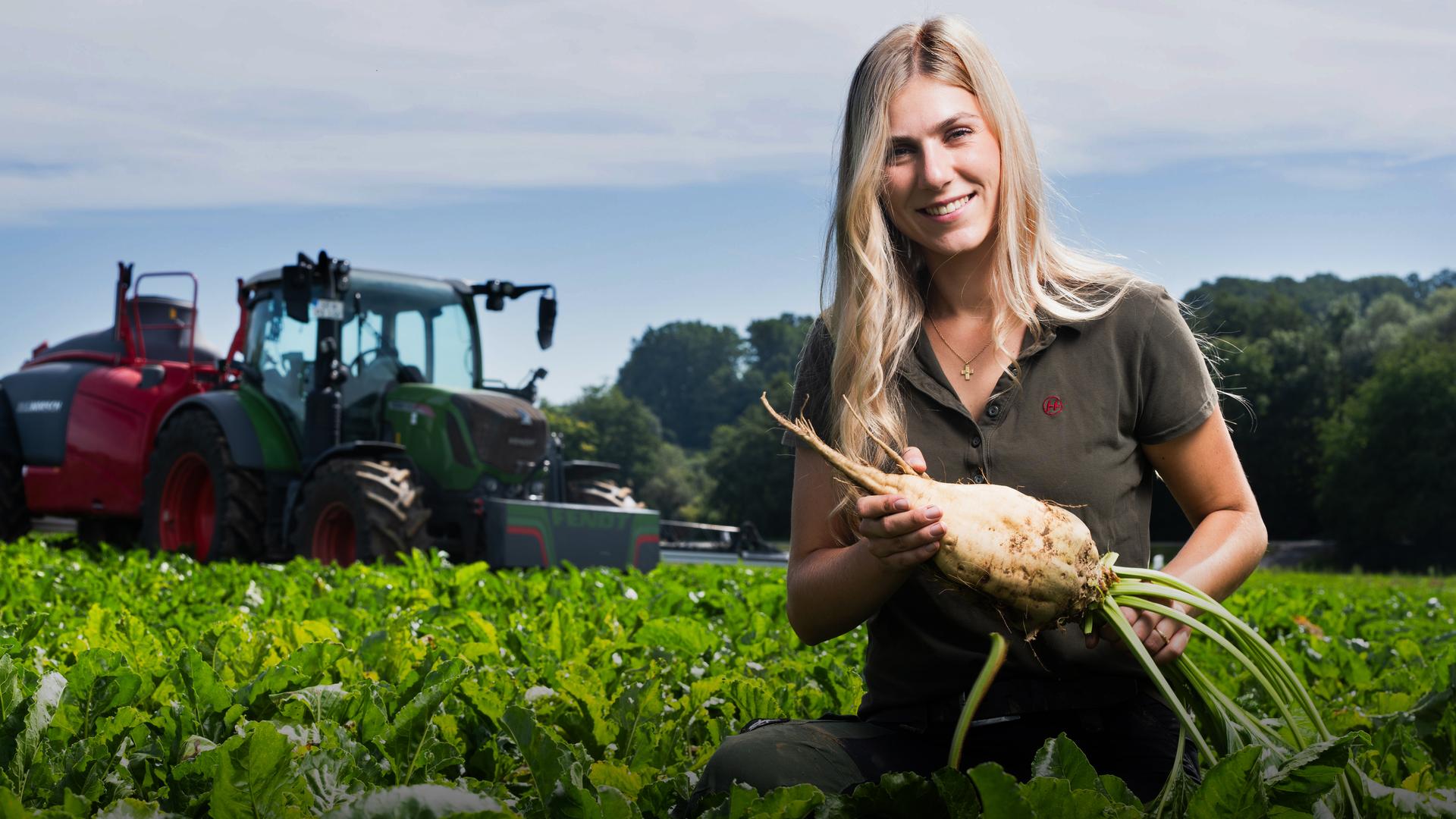 Barbara Steinberger auf dem Zuckerrüben-Feld.