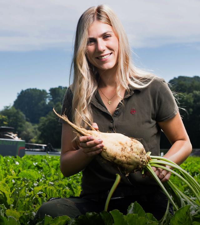 Barbara Steinberger auf dem Zuckerrüben-Feld.