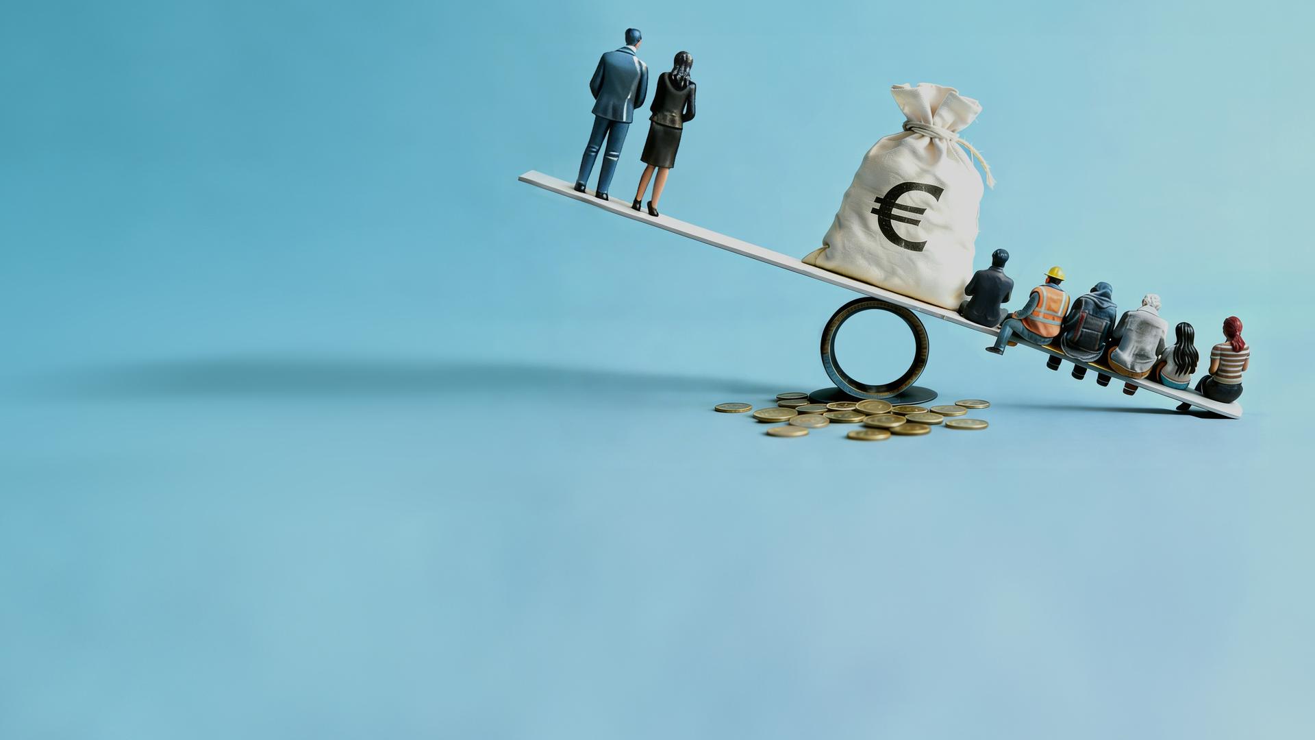 Wippe mit Figuren an beiden Enden. In der Mitte steht ein Sack mit einem Eurozeichen drauf.