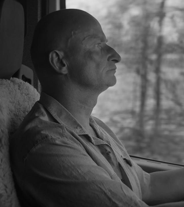 Der Lkw-Fahrer (Peter Marty) fährt seinen Transporter durch halb Europa