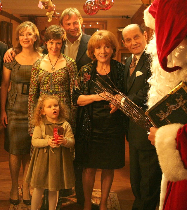 Maren (Hannelore Hoger, r.) will auch in diesem Jahr wieder mit ihrem Mann Friedrich (Jürgen Schornagel, r.) und den drei Töchtern Muriel (Nina Hoger, l.), May-Brit (Susanne Schäfer, m.) und Merle (Lavinia Wilson, v.) ein harmonisches Weihnachtsfest verbringen.