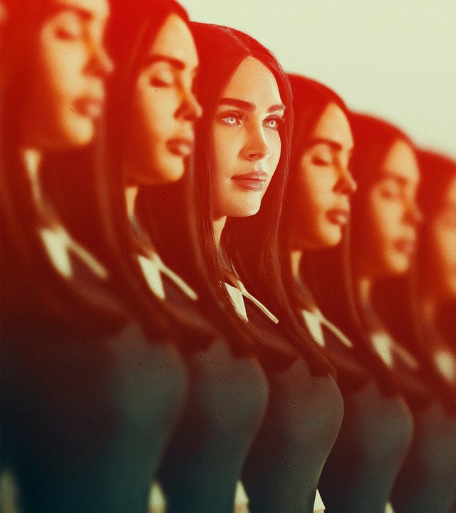 "Subservience": Plakatmotiv, Halbnahe: Mehrere Klone von Alice (Megan Fox), die rot ausgeleuchtet sind, stehen mit geschlossenen Augen in einer Reihe, doch eine der Personen blickt mit einem diabolischen Gesichtsausdruck und unnatürlich leuchtenden Augen nach vorne.