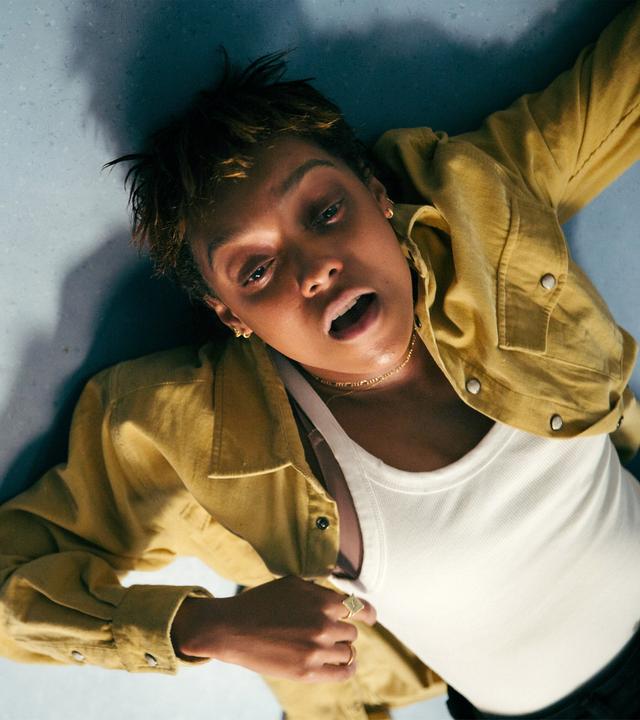 Blick von schräg oben: Mia (Sophia Wilde) liegt auf dem Rücken und schaut nach oben. Ihr Gesichtsausdruck ist gleichzeitig erschöpft und entsetzt.