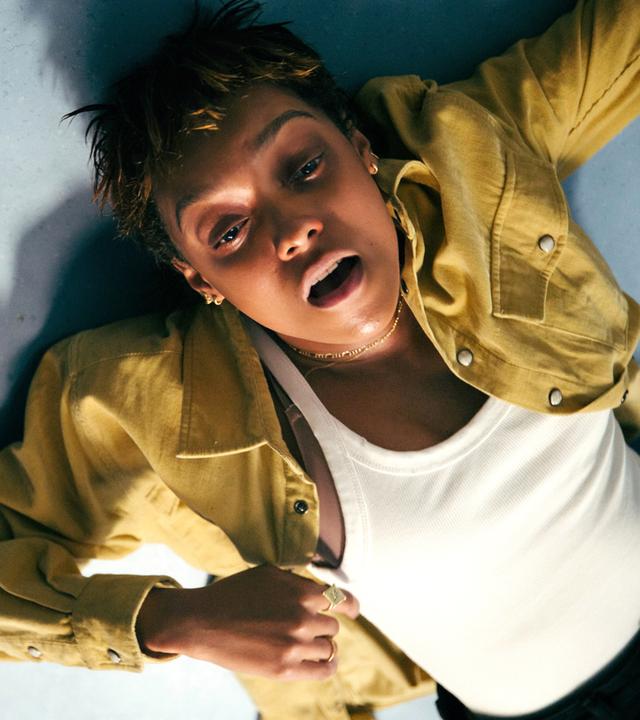 Blick von schräg oben: Mia (Sophia Wilde) liegt auf dem Rücken und schaut nach oben. Ihr Gesichtsausdruck ist gleichzeitig erschöpft und entsetzt.