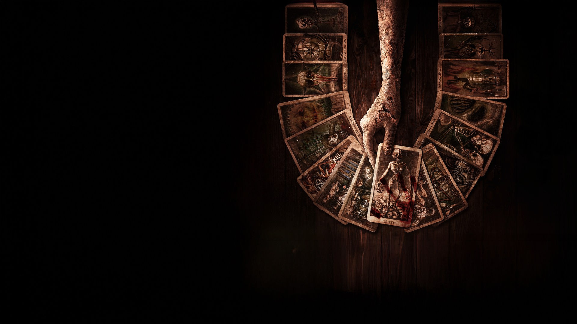 "Tarot - Tödliche Prophezeiung": Vor schwarzem Hintergrund greift ein Arm mit einer Hand von oben in einem Halbkreis mit Tarot-Karten. In der Hand befindet sich eine Karte mit einem Skelett, die die Aufschrift "Death" trägt. Dass Bild ist monochrom, Karten und Arm haben einen rostigen Schimmer.