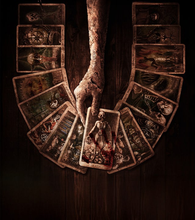 "Tarot - Tödliche Prophezeiung": Vor schwarzem Hintergrund greift ein Arm mit einer Hand von oben in einem Halbkreis mit Tarot-Karten. In der Hand befindet sich eine Karte mit einem Skelett, die die Aufschrift "Death" trägt. Dass Bild ist monochrom, Karten und Arm haben einen rostigen Schimmer.