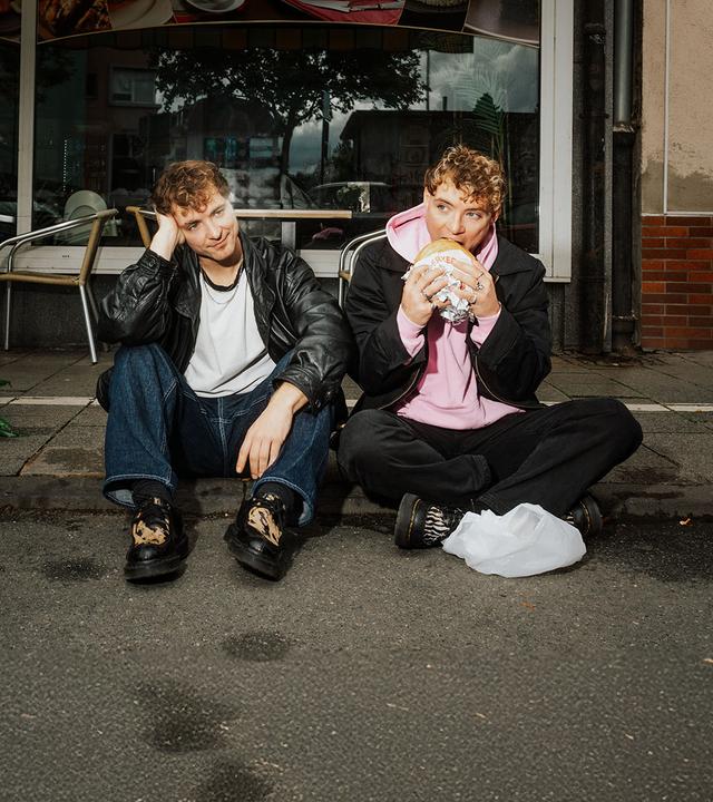 Heiko und Roman vor einem Imbiss unterwegs in Darmstadt