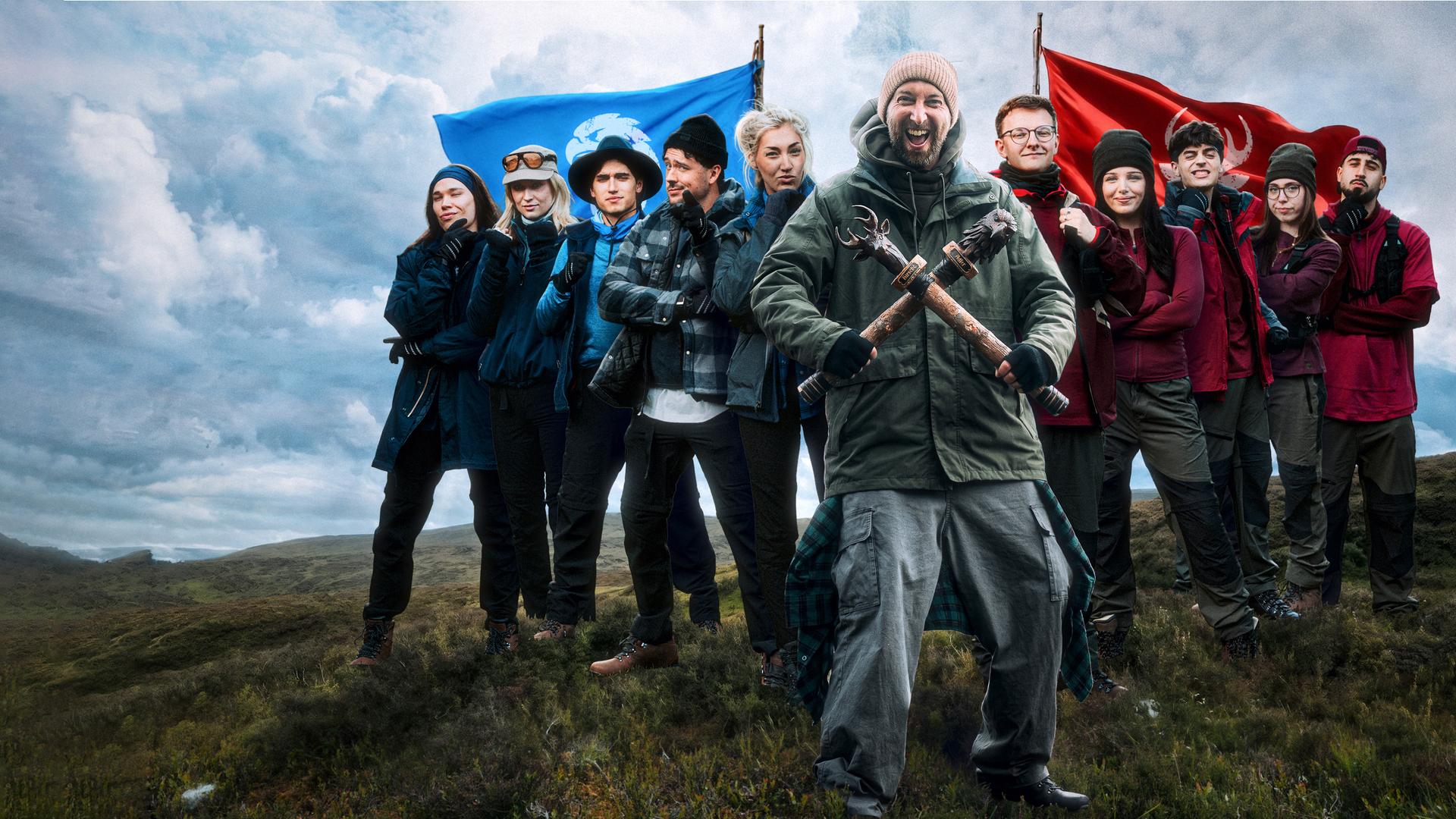 Die beiden Teams der Show Terrain stehen nebeneinander auf einem Hügel in den schottischen Highlands. In der Mitte im Vordergrund steht Fresh Torge (Torge Oelrich) in einer kämpferisch-euphorischen Pose. Er hält zwei Fackel-ähnliche Holzstäbe gekreuzt vor seiner Brust. Die Holzstäbe tragen jeweils verschiedene Köpfe, einen Adler- und einen Hirschkopf, stellvertretend für die beiden Teams.