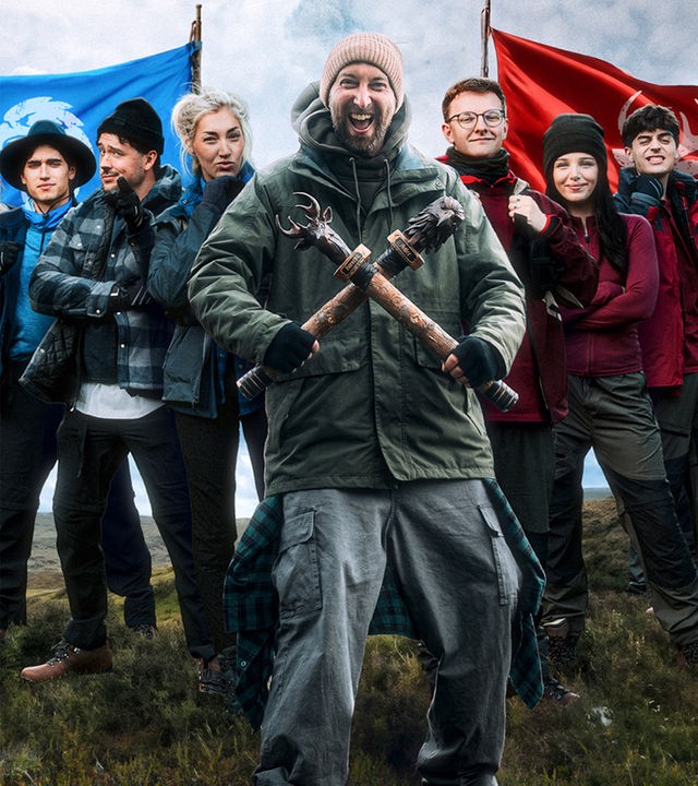 Die beiden Teams der Show Terrain stehen nebeneinander auf einem Hügel in den schottischen Highlands. In der Mitte im Vordergrund steht Fresh Torge (Torge Oelrich) in einer kämpferisch-euphorischen Pose. Er hält zwei Fackel-ähnliche Holzstäbe gekreuzt vor seiner Brust. Die Holzstäbe tragen jeweils verschiedene Köpfe, einen Adler- und einen Hirschkopf, stellvertretend für die beiden Teams.
