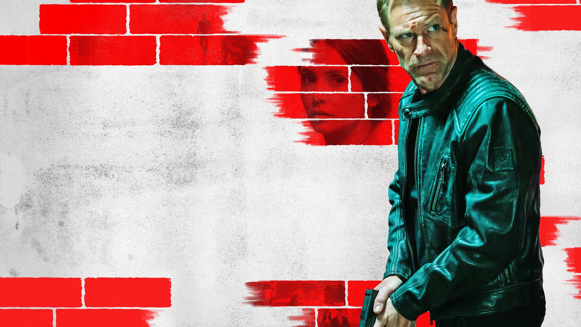 "The Bricklayer - Tödliche Geheimnisse": Plakatmotiv, Fotomontage: Steve Vail (Aaron Eckhart) steht mit Kampfspuren im Gesicht und gezückter Pistole vor einem weißen, mit schwarzen Partikeln verschmutzten Hintergrund, auf dem unregelmäßig rote Backsteine aufgemalt sind. Diese Backsteine zeigen die Szenen des Films und weiterer Figuren, unter anderem eine Nahaufnahme von Kate Bannon (Nina Dobrev).