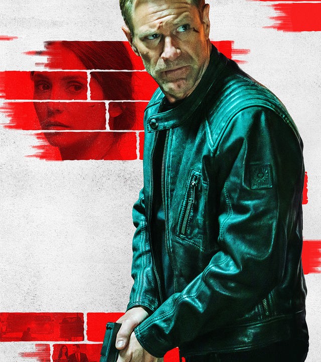 "The Bricklayer - Tödliche Geheimnisse": Plakatmotiv, Fotomontage: Steve Vail (Aaron Eckhart) steht mit Kampfspuren im Gesicht und gezückter Pistole vor einem weißen, mit schwarzen Partikeln verschmutzten Hintergrund, auf dem unregelmäßig rote Backsteine aufgemalt sind. Diese Backsteine zeigen die Szenen des Films und weiterer Figuren, unter anderem eine Nahaufnahme von Kate Bannon (Nina Dobrev).