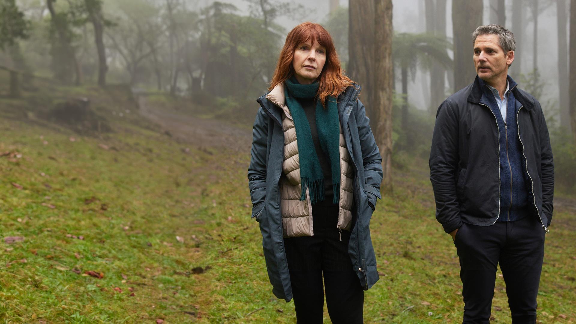 Carmen Cooper (Jacqueline McKenzie) und Aaron Falk (Eric Bana) stehen in einem Wald, der in leichte Nebelschwaden gehüllt ist.