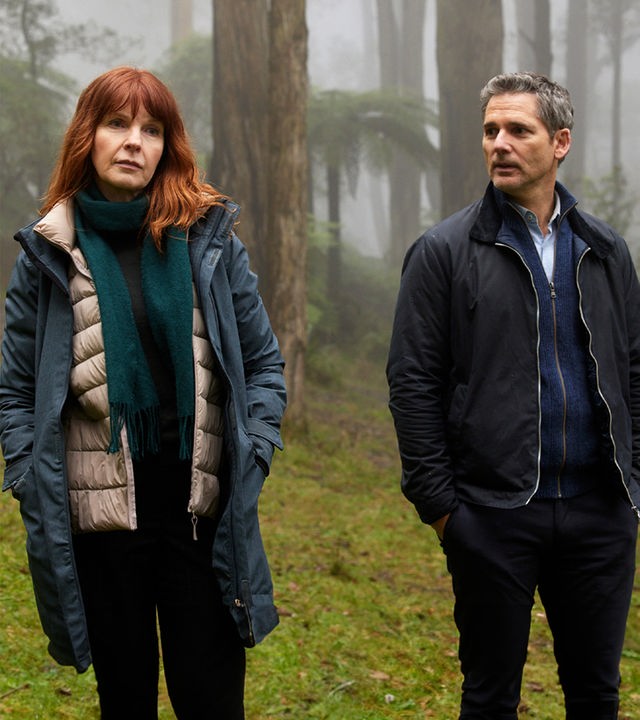 Carmen Cooper (Jacqueline McKenzie) und Aaron Falk (Eric Bana) stehen in einem Wald, der in leichte Nebelschwaden gehüllt ist.