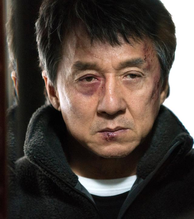 Quan Ngoc Minh (Jackie Chan) betrachtet sein Spiegelbild.