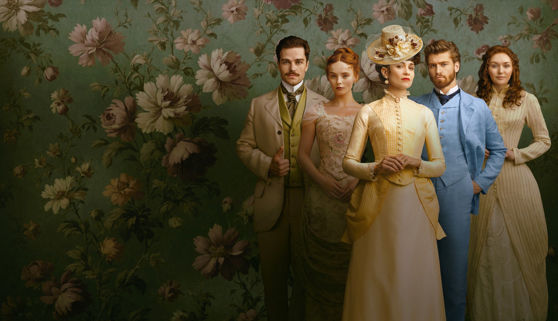 The Forsytes - Familie verpflichtet - Familienmitglieder vor Blumentapete
